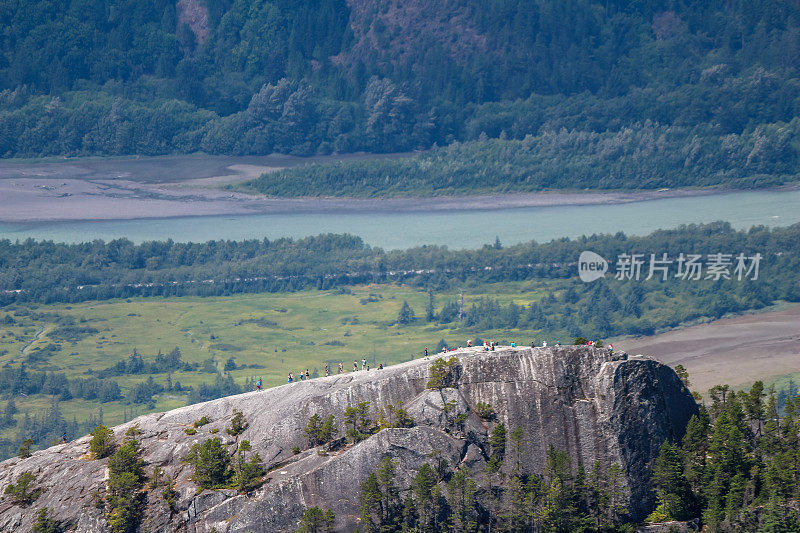 来自加拿大不列颠哥伦比亚省斯阔米什的斯塔瓦穆斯酋长山顶的Howe Sound